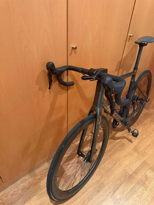 Scott Addict RC 30 M com rodas carbono Roval CL 50