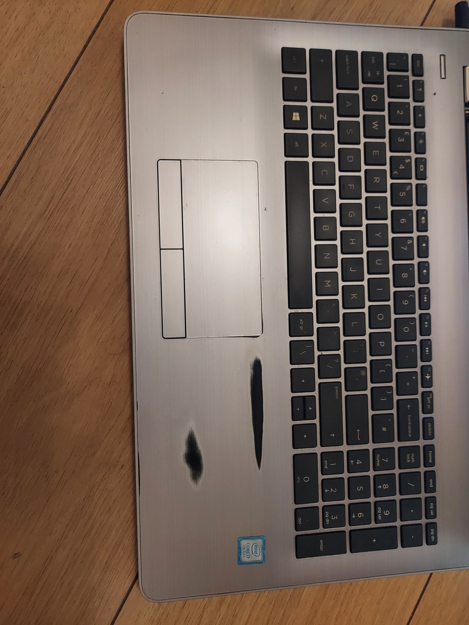 HP 250 G6 i7 7500, 8GB DDR4, 256Gb SSD, 15,6"

Otarcia na górnej obudo