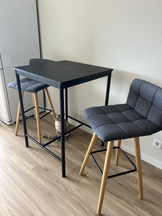 Mesa ikea preta + dois bancos altos