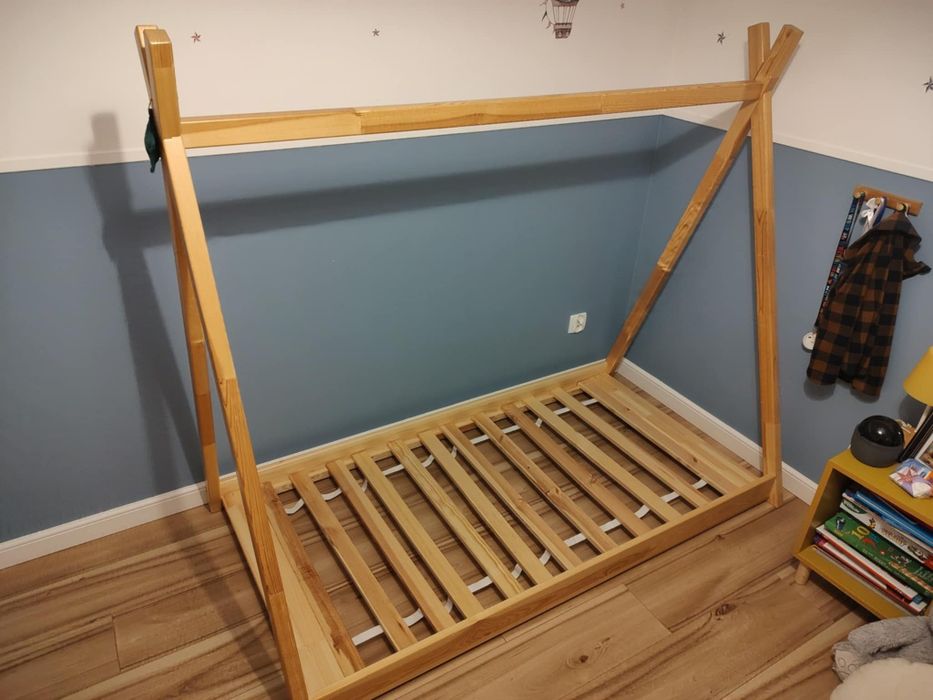 Łóżko tipi drewniane z materacem