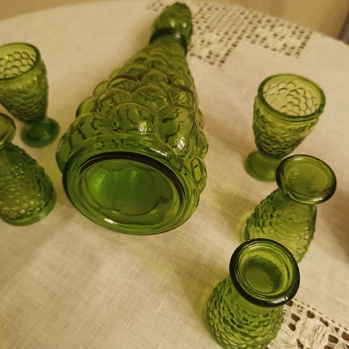 Karafka z kieliszkami zielone, rzadko spotykana