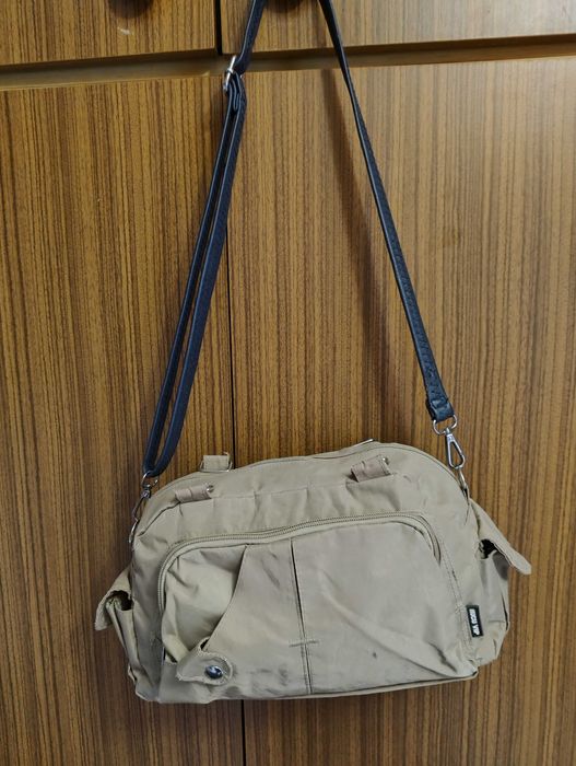 SUPER CENA Beżowa torebka Hucu Vip marki TIBIGAO 28,5x19x10 cm lekka