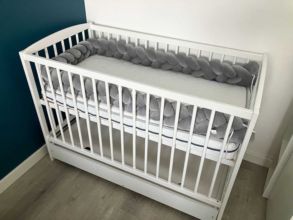 Łóżeczko z szufladą Drewex Kuba Deluxe, materac ODEO+ oraz warkocz