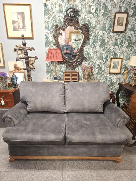 Sofá 2 lugares estofado em pele de pêssego.