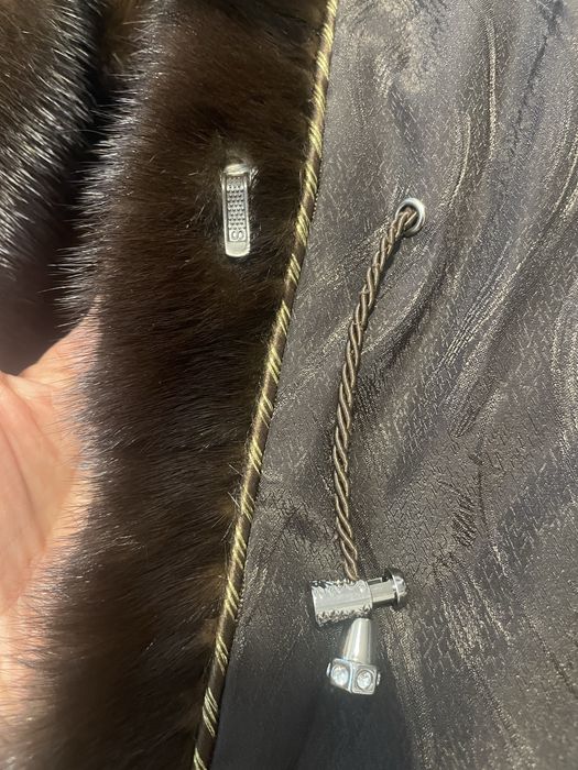 стильна та елегантна норкова шуба з капюшоном поперечна коричнева