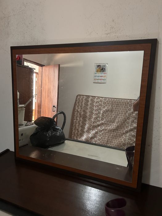 Espelho com rebordo em madeira 98cm por 88cm