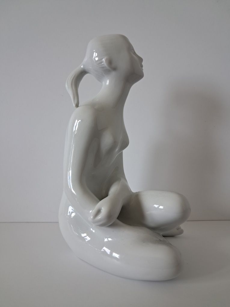 Royal Dux projekt Jiri Cernoch akt figurka porcelanowa biała 23,5cm