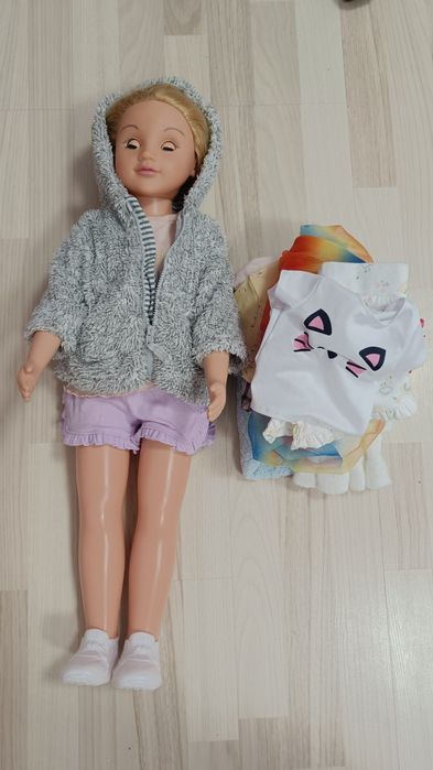Duża lalka plus kilka ubranek