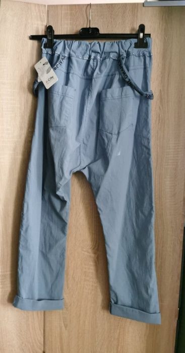 Błękitne spodnie z obniżonym krokiem 36