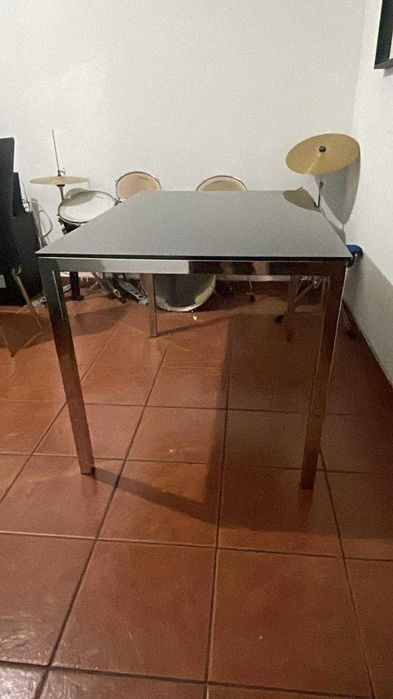 Mesa tampo de vidro preto e pernas em metal + 4 cadeiras - 50 euros