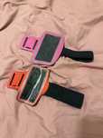 Etui na iphone do biegania kolor różowy i czerwony na gumie na ramię