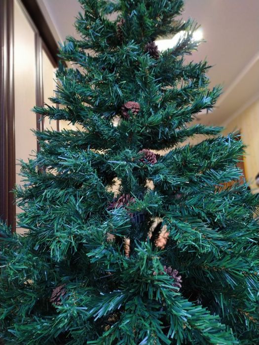 Штучна ялинка з шишками