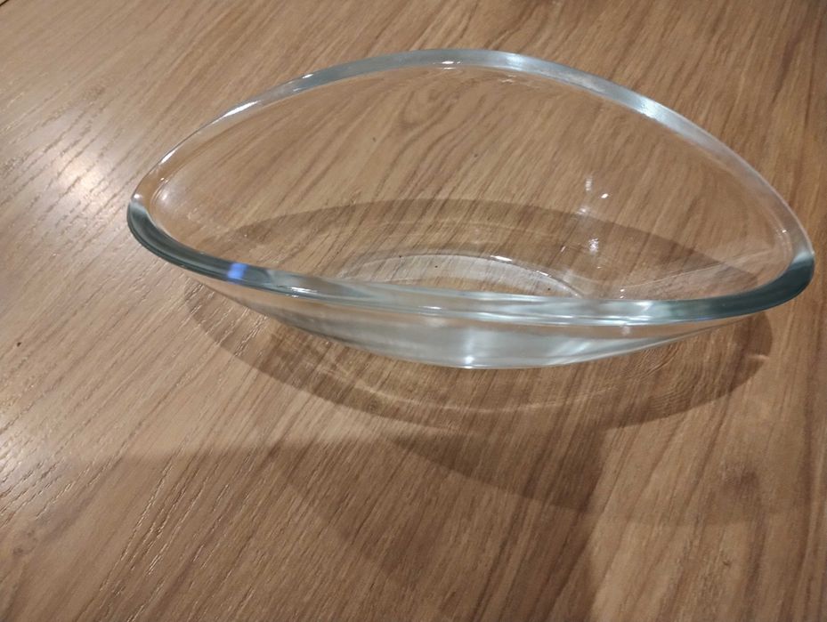Szklane ,ozdobne naczynie owalne