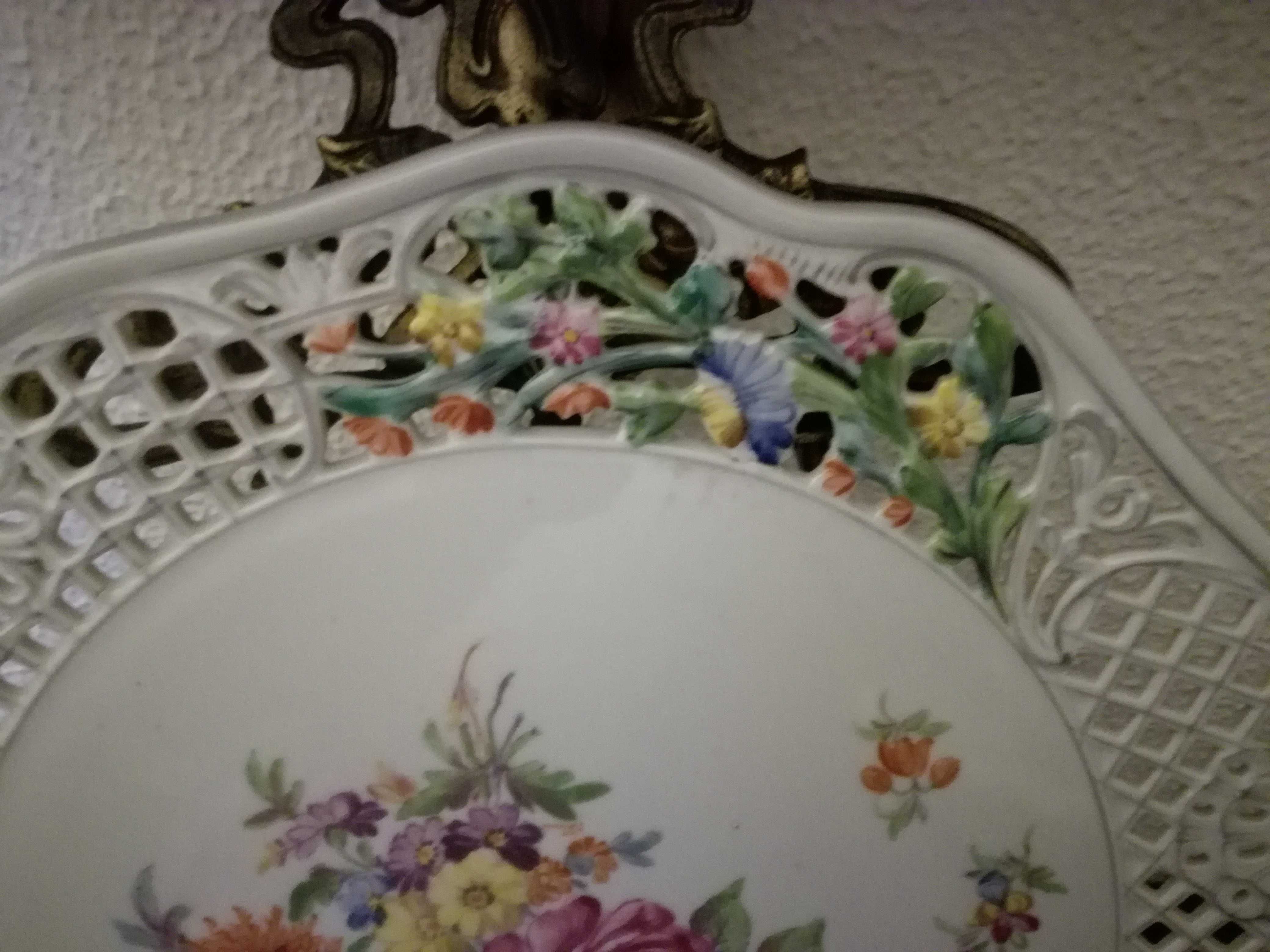 Prato Porcelana Alemã (DRESDEN) c/ Flores Pintadas -Diâmetro 35 cm