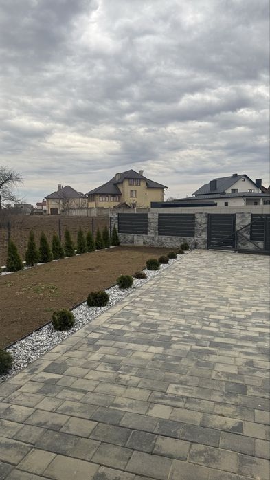 Новозбудований будинок біля міста
