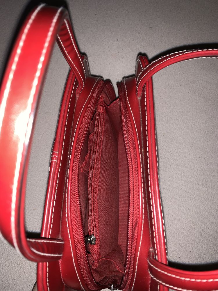 червона жіноча сумка