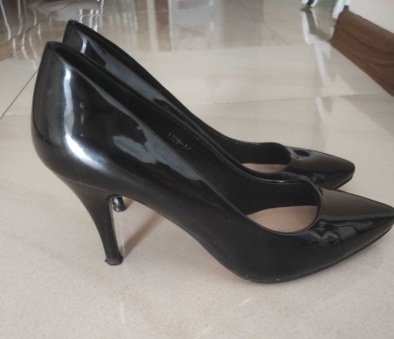 Czarne lakierowane szpilki 37