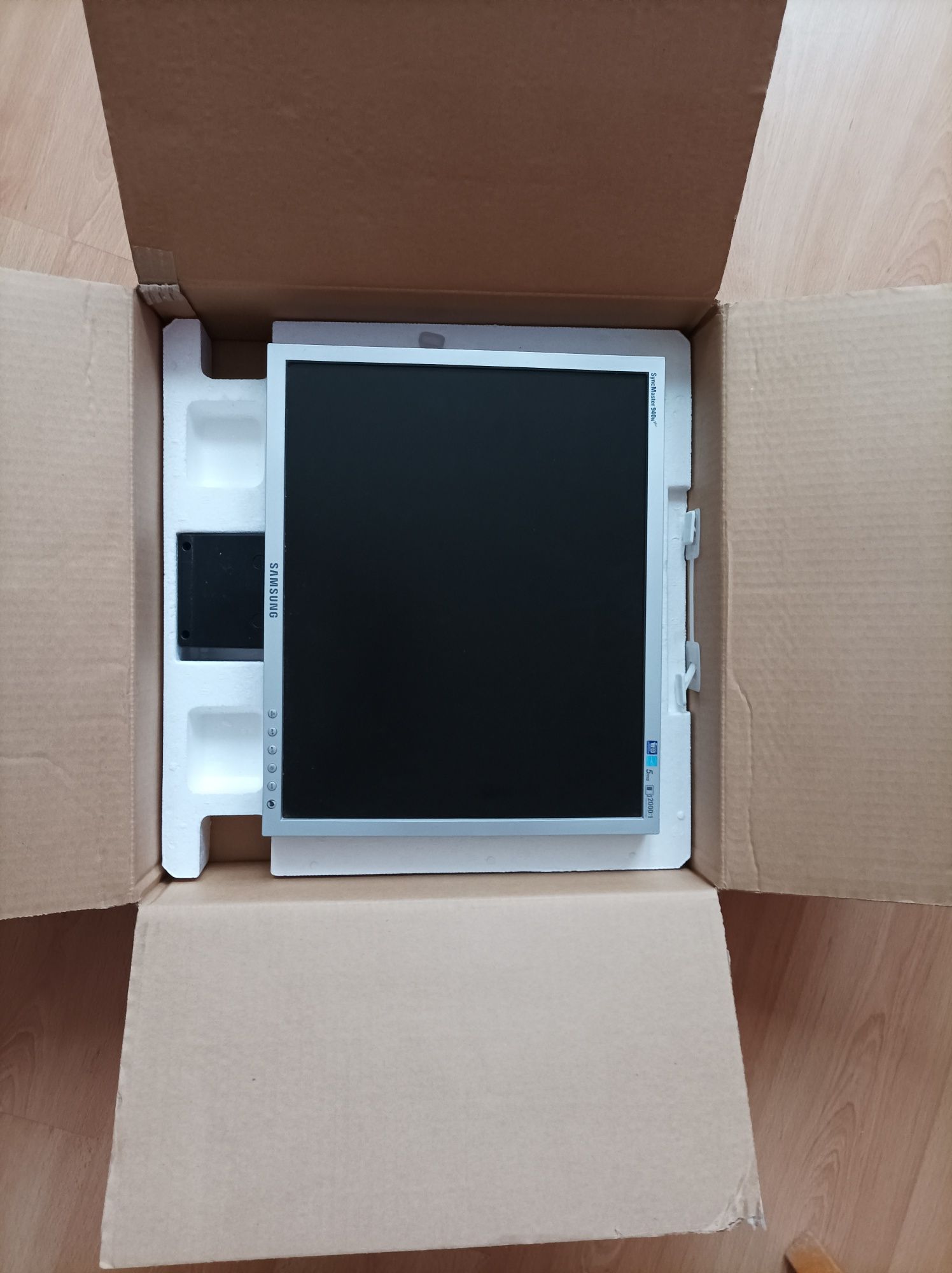 Monitor Samsung 19 cali nieobrotowy