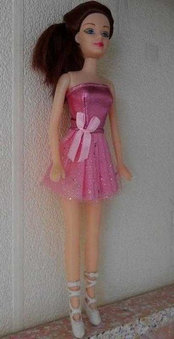 Кукла в розовом платье