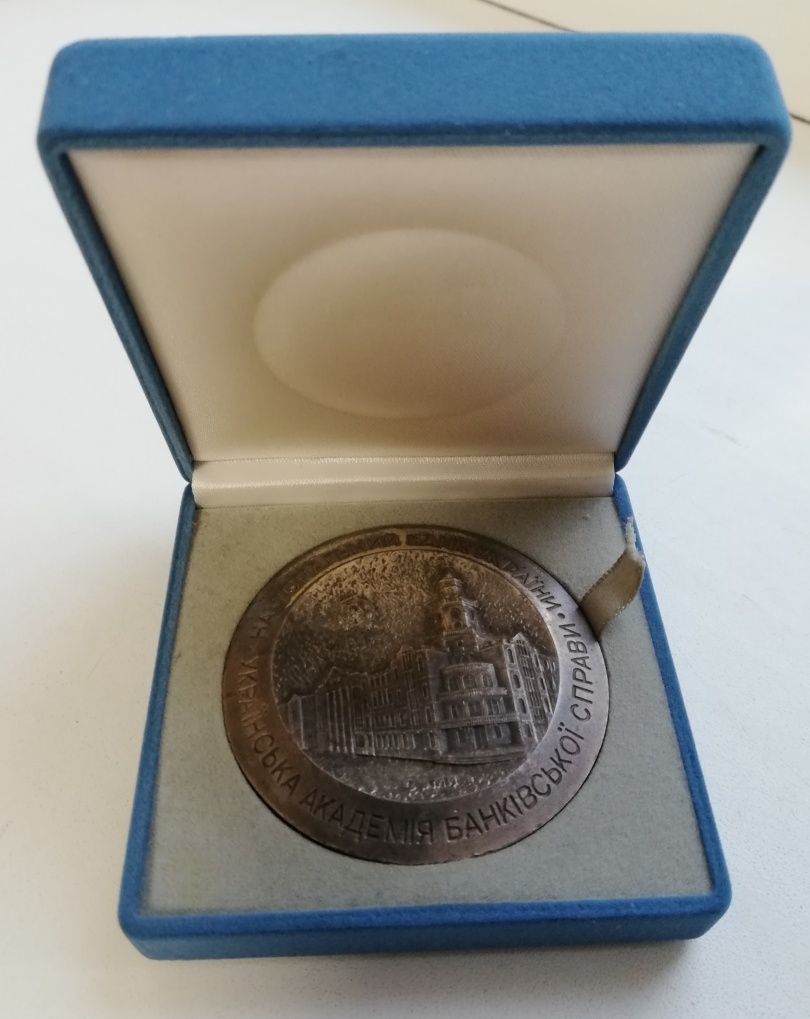 продам медаль НБУ "Украiнська Академiя банкiвськоi справи"