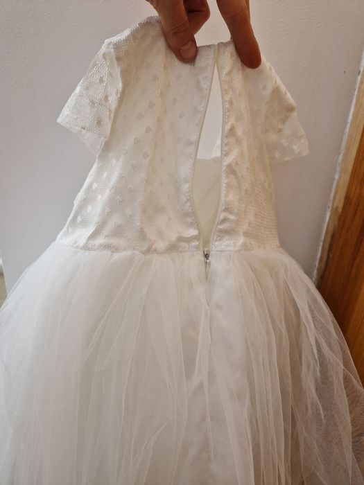 Biała sukienka tiulowa z koronką elegancka