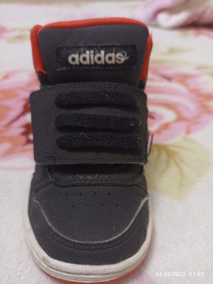 Продам дитячі кросівки adidas