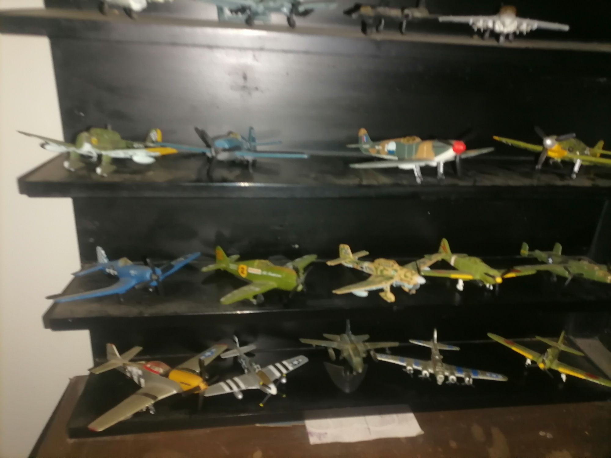 Coleção 30 aviões de guerra  160 €