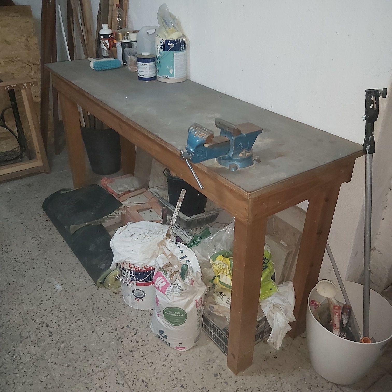 Bancada de trabalho com chapa ferro e torno