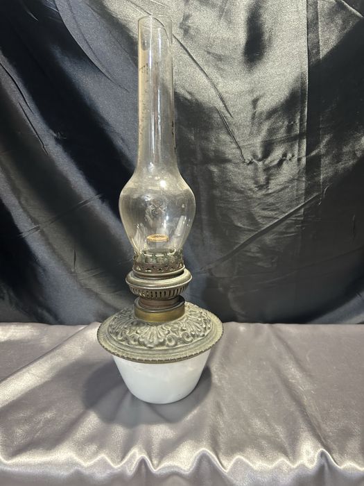 Lampa Naftowa z Białym Ceramicznym Zbiornikiem