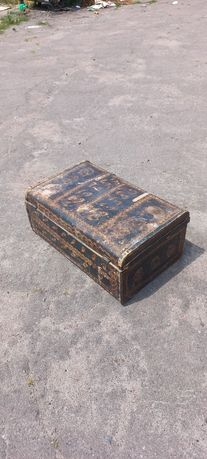 Сундук- чемодан старинный с интересным арнаментом