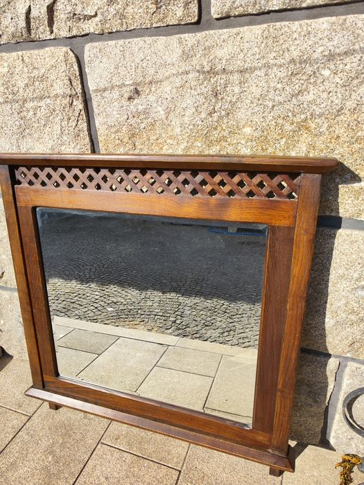 Venda de espelho com moldura em madeira de castanho