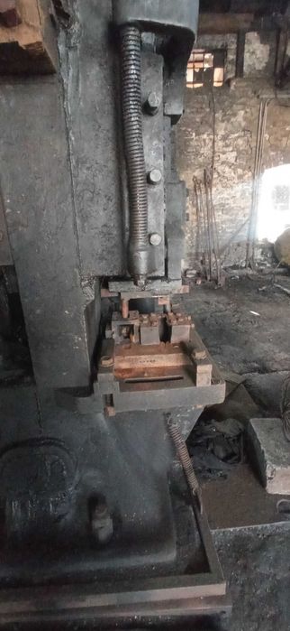 prasa mechaniczna o nacisku 300 t
