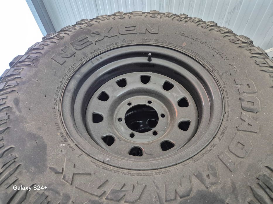 Conjunto pneus e jantes 33x12.5 R 15