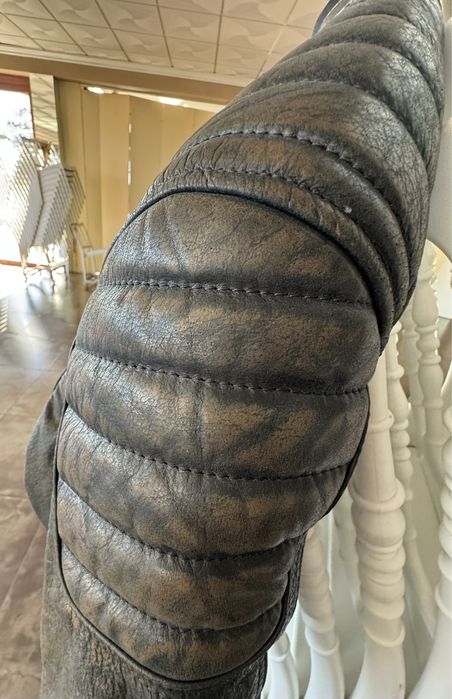 Casaco de mota em couro marca LOVO