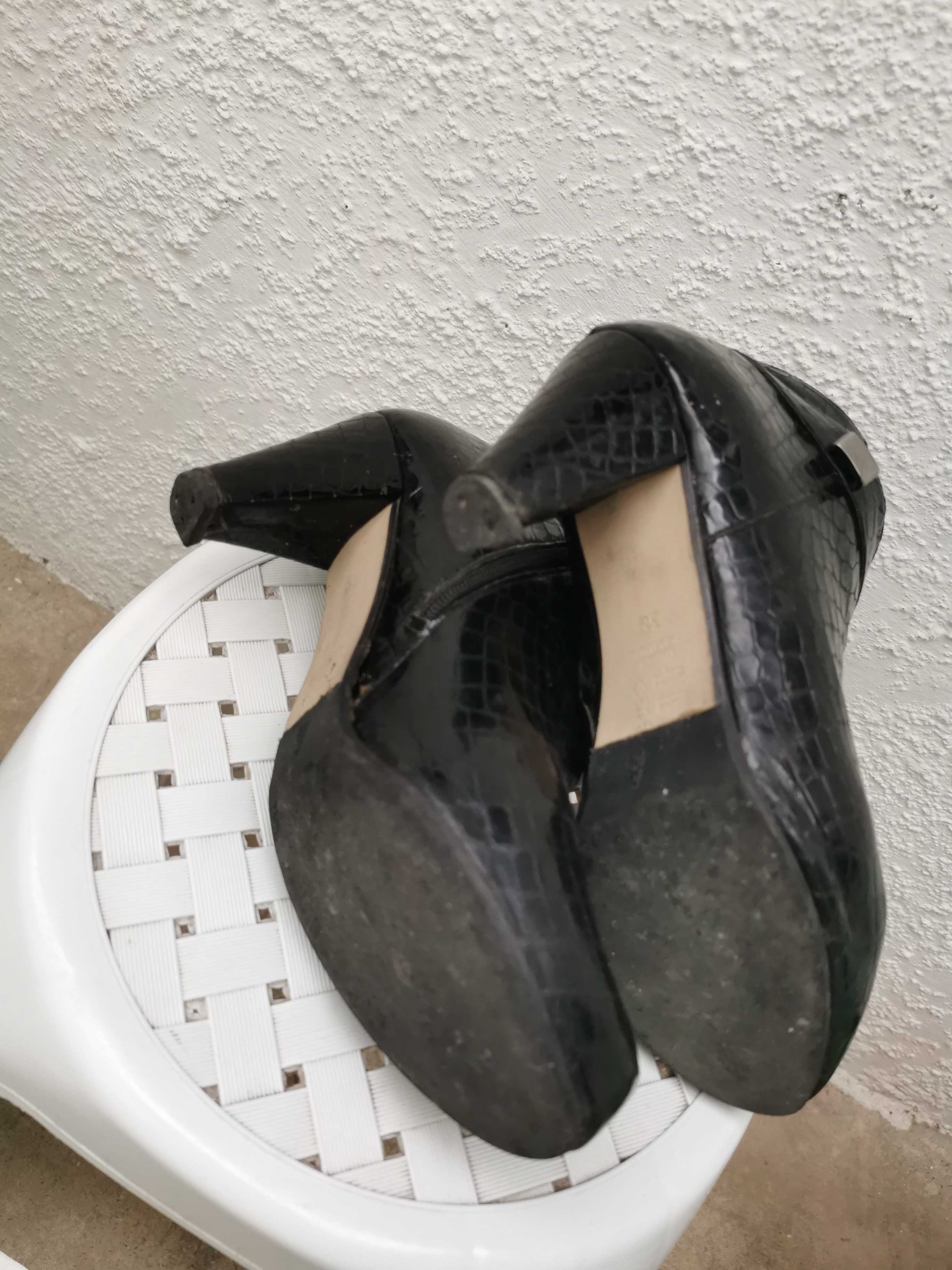 Botins pele preto