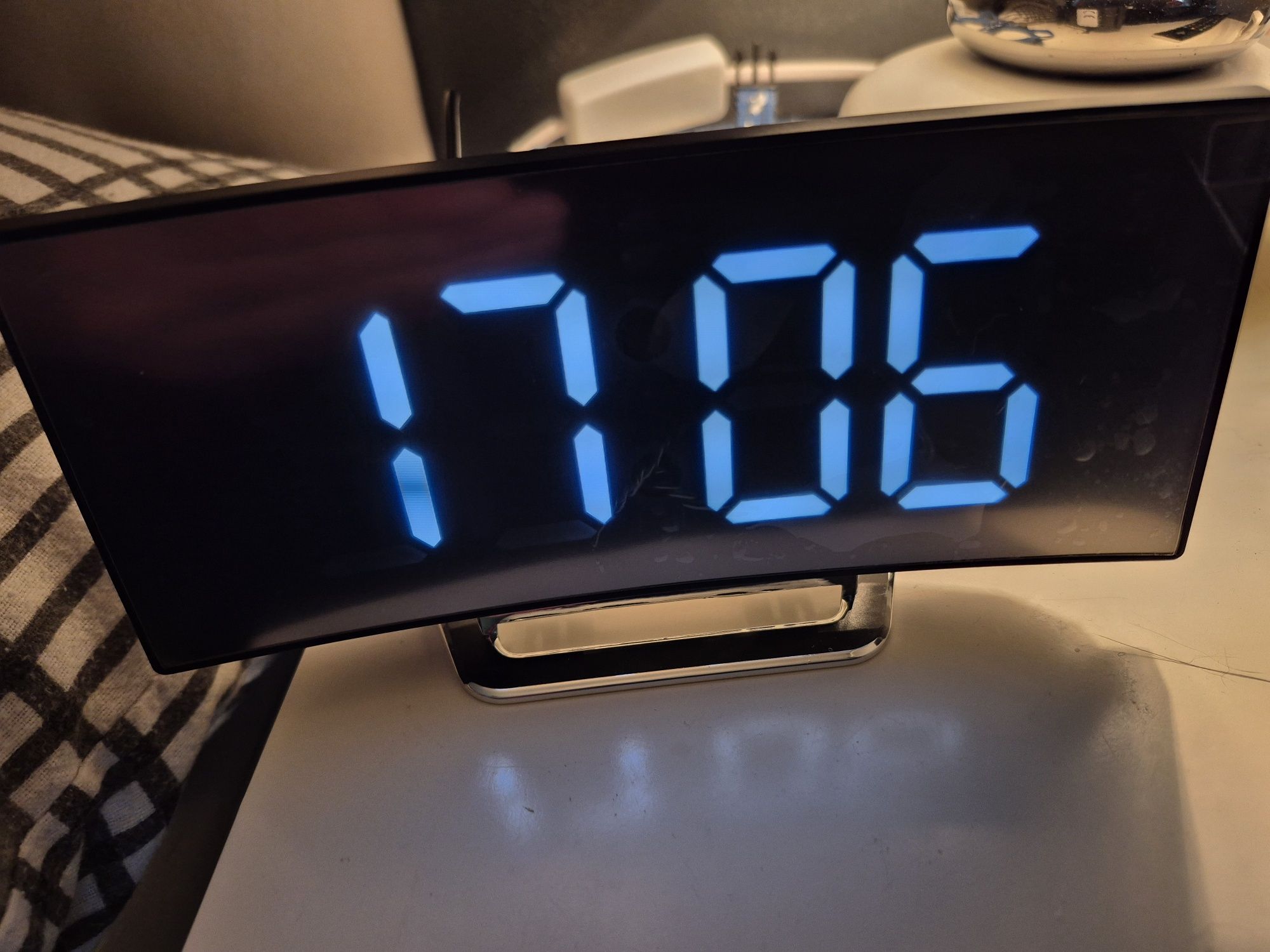 Zegarek pokojowe z alarmem