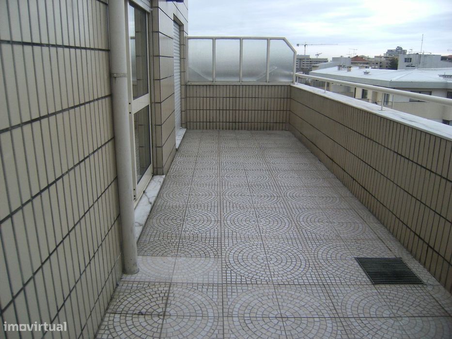 APARTAMENTO T1  com móveis (Cedofeita/Lapa) Porto