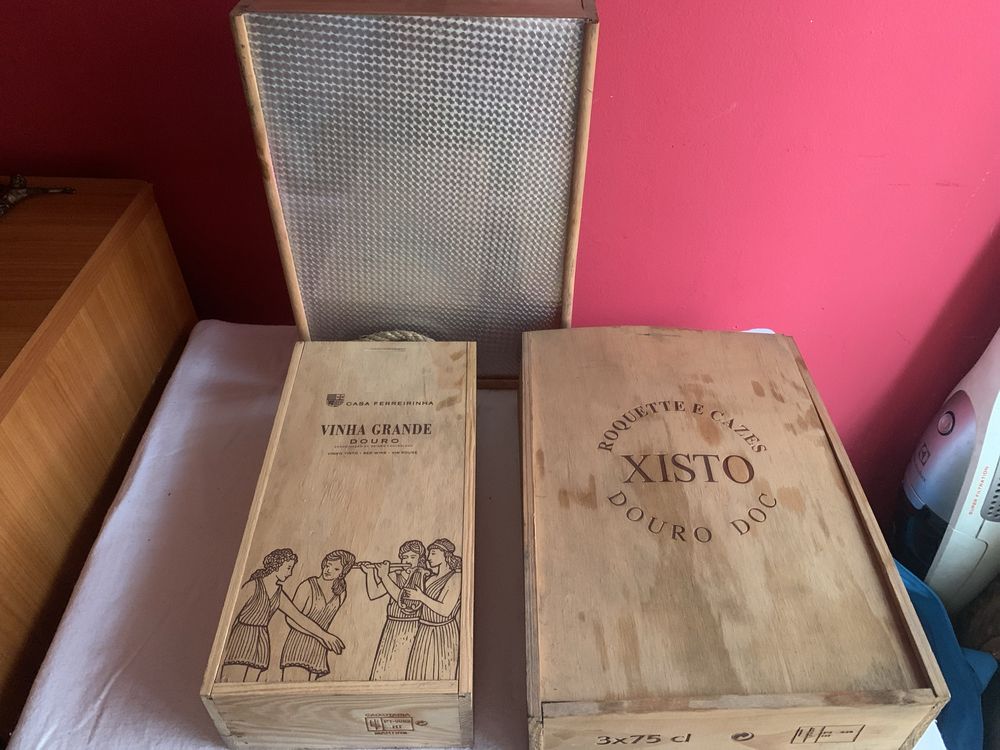 Caixas antigas de vinhos