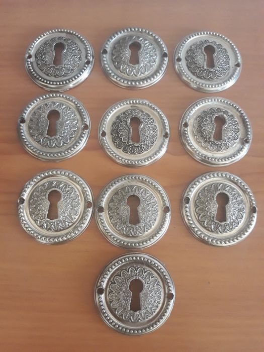 Ferragens para gavetas ou portas  Escudetes