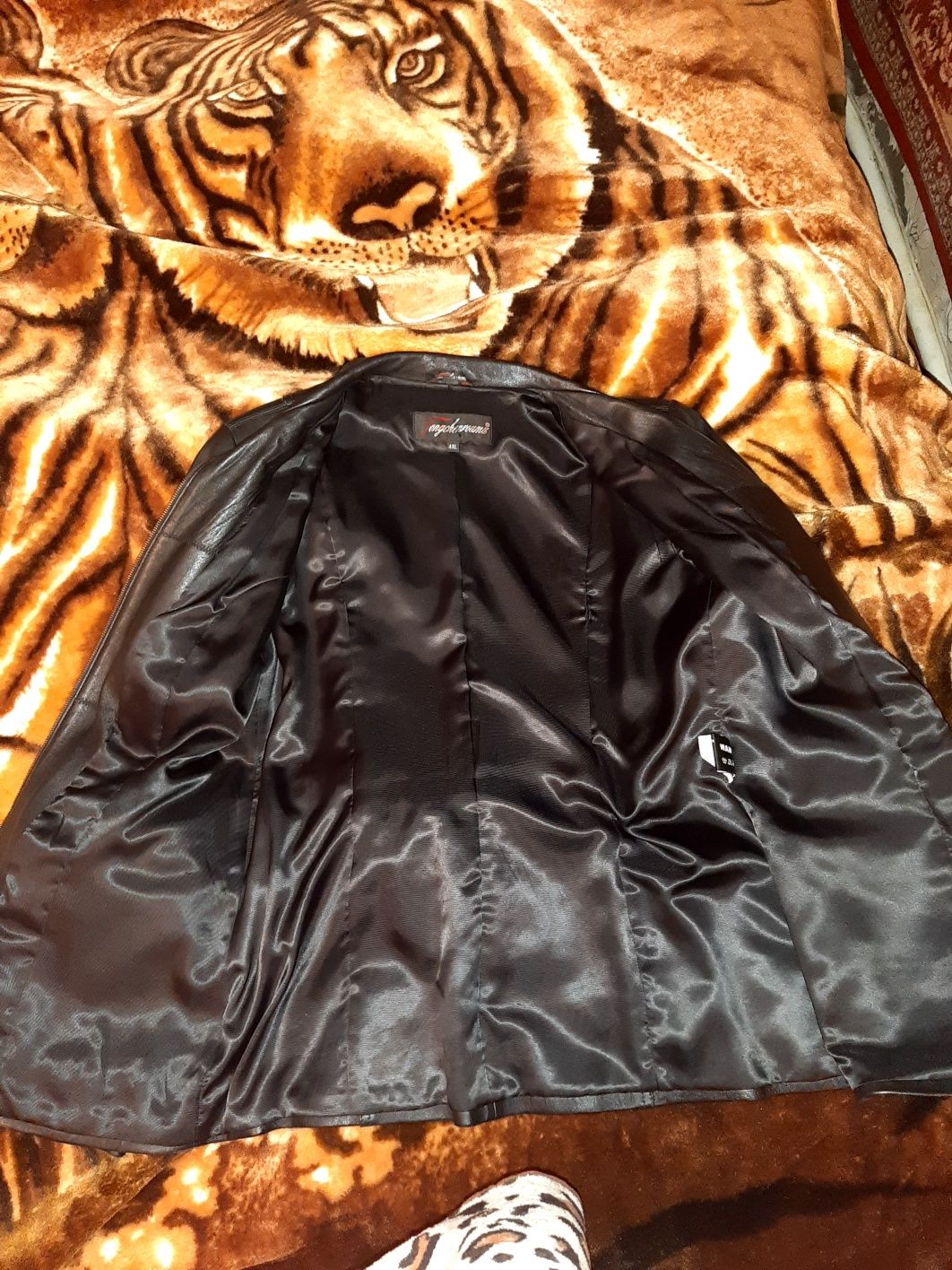 Продам кожаную женскую куртку 50-52 размер