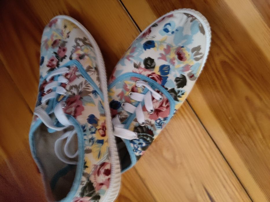 Продам кеди у яскравій окрасі