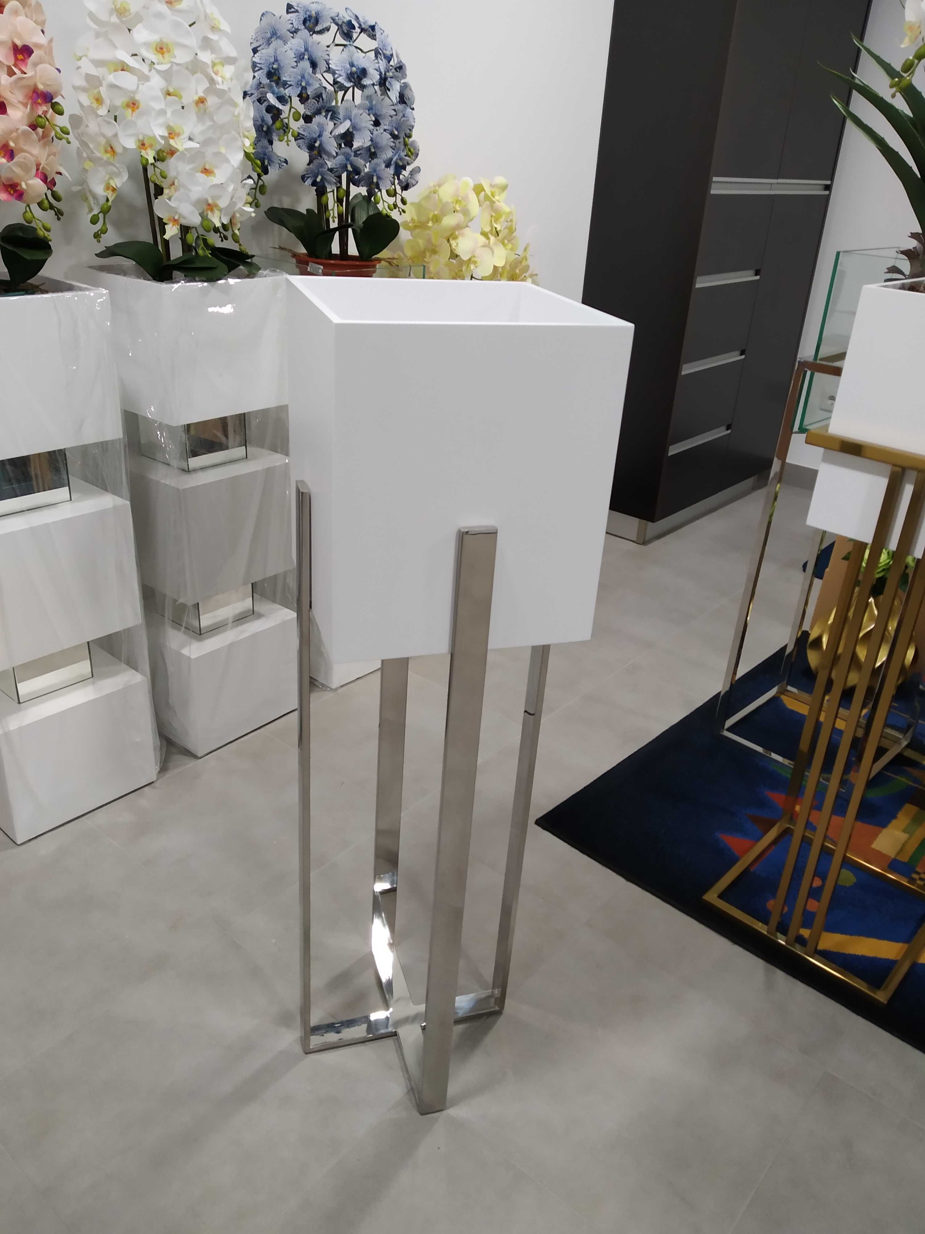 Vários modelos de floreiras decorativas