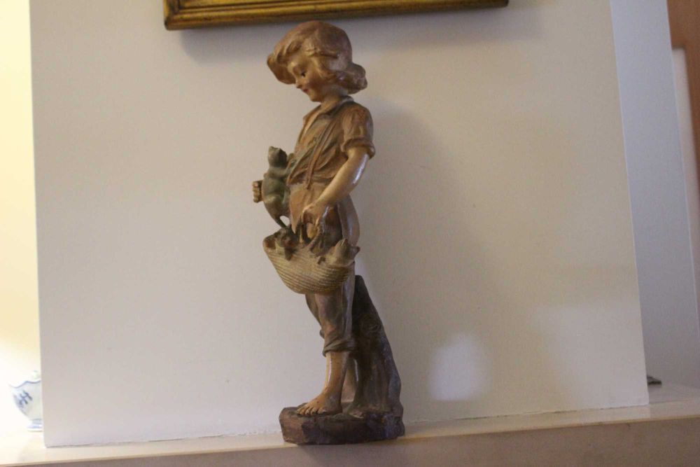 Escultura possivelmente Estatuária: O menino e os gatos