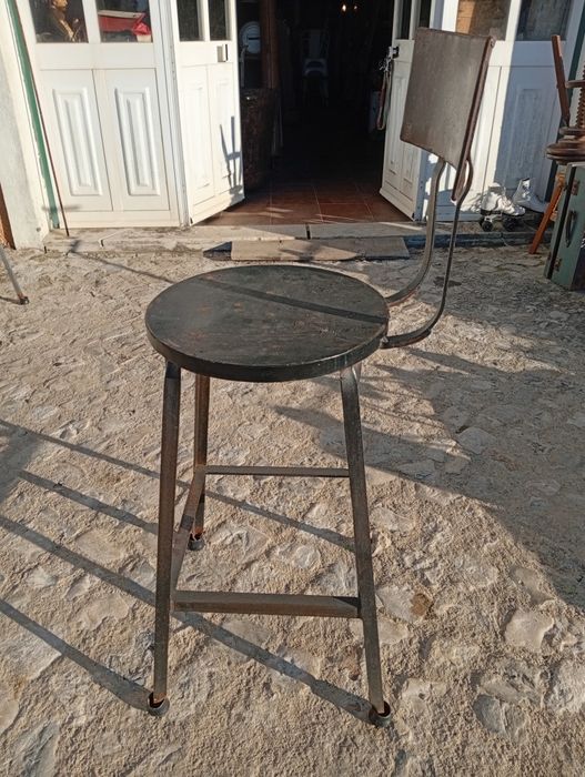 Cadeiras altas em ferro