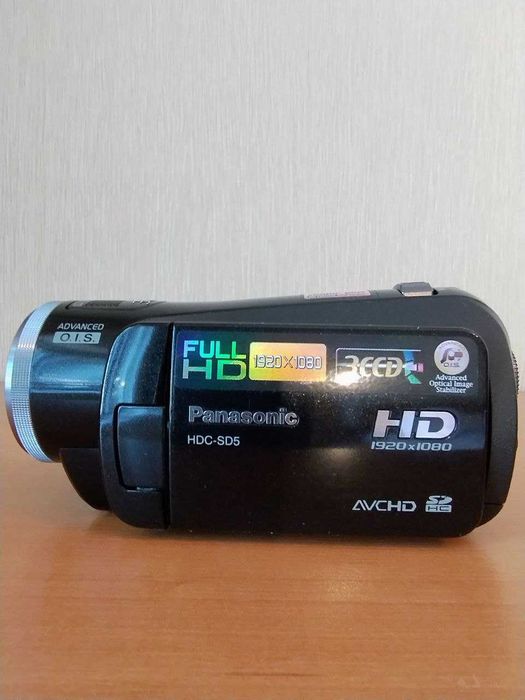 Продам видеокамеру Panasonic HDC-SD5 в идеальном рабочем состоянии.