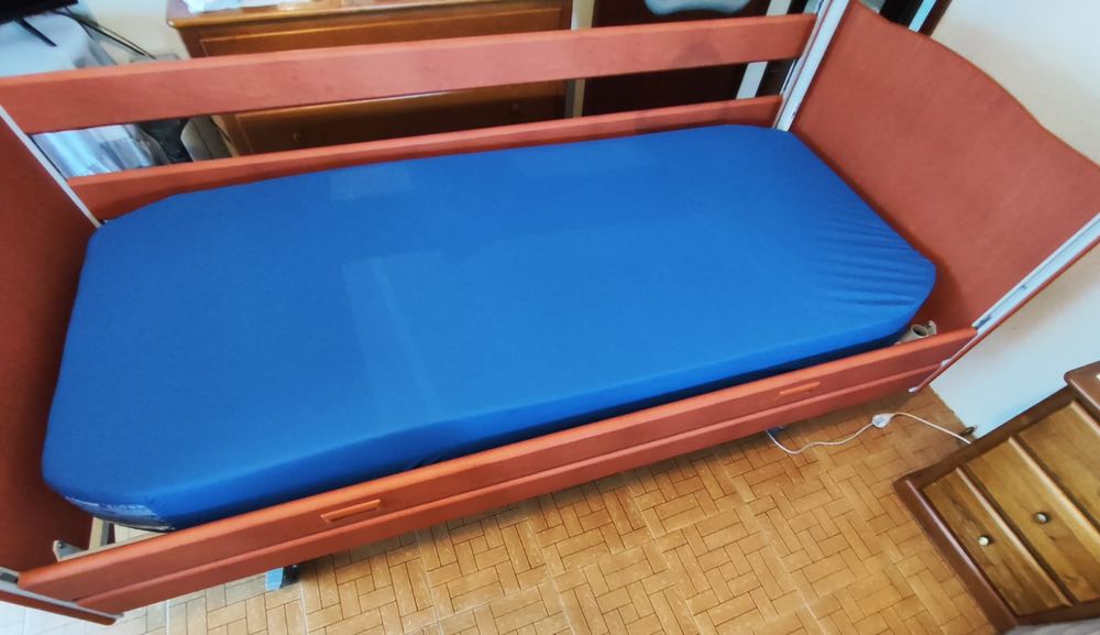 Cama hospitalar articulada elétrica