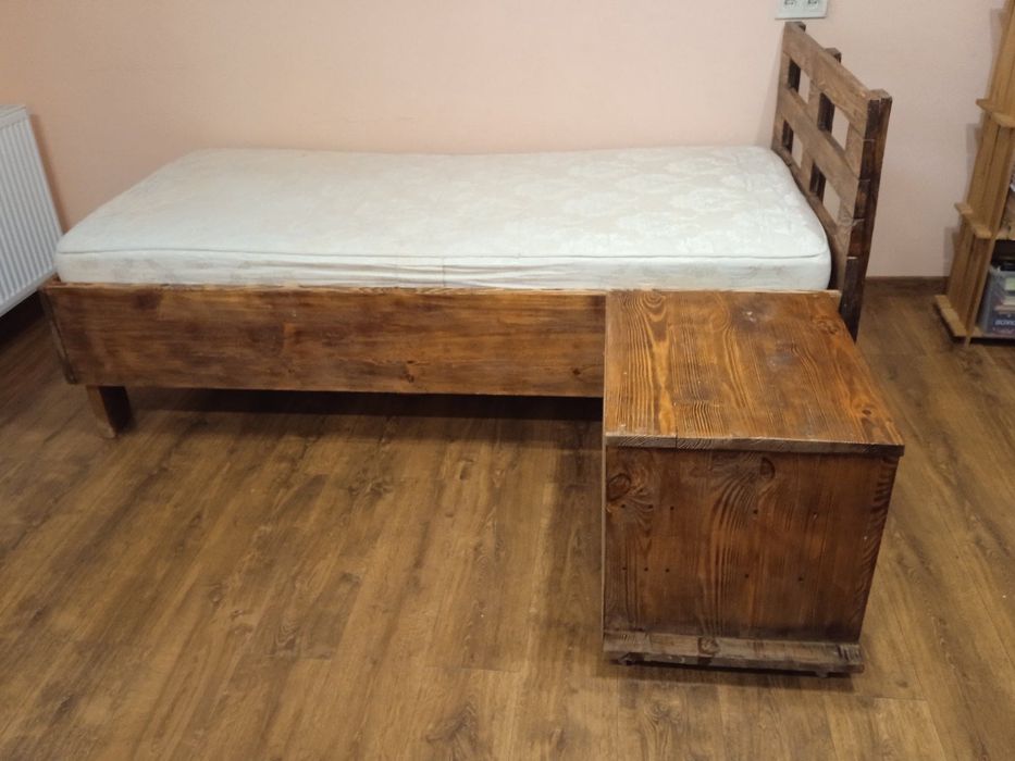 Дерев’яне ліжко з тумбою