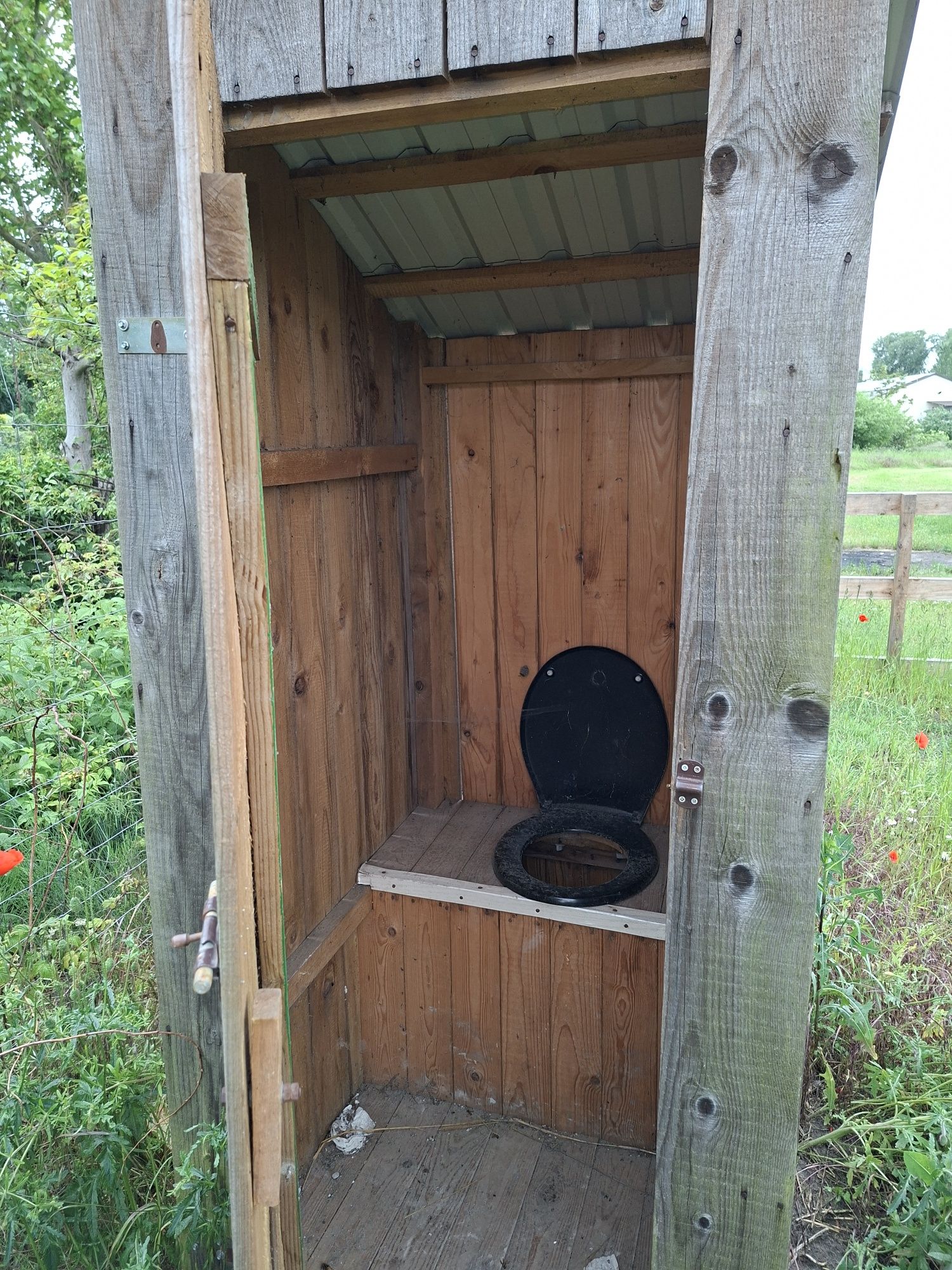 WC drewniane w dobrym stanie