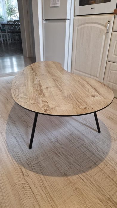 stolik kawowy industrialny w kształcie łezki