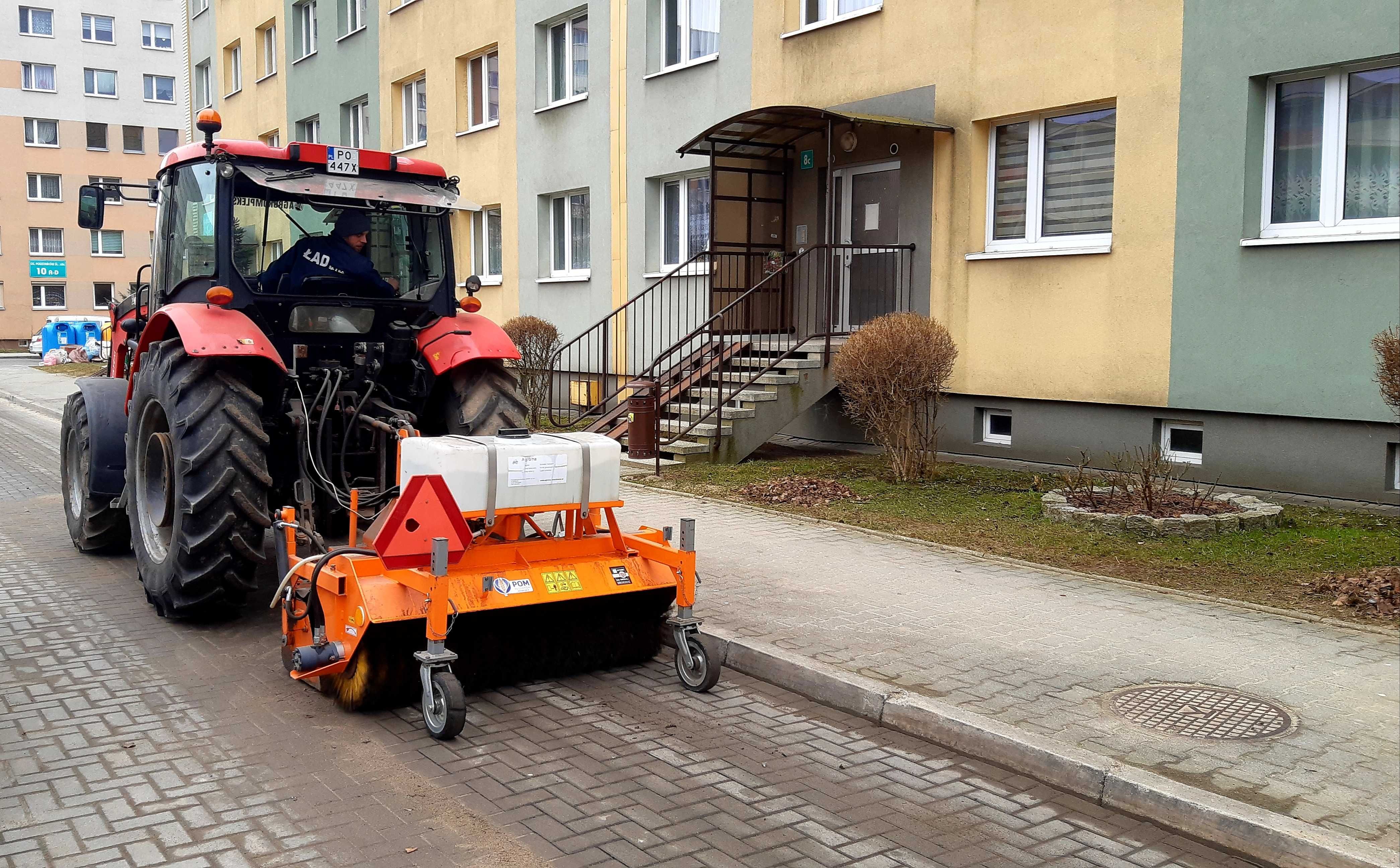 Wynajem ciągnik traktor zamiatarka zamiatanie kosiarka koszenie